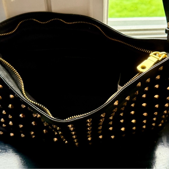 Crossbody or shoulder bag in black leather with gold studs. - Picture 4 of 8